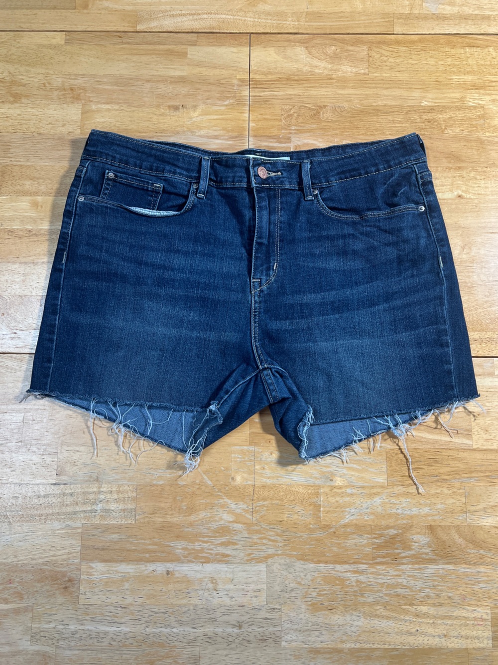 Signature by Levi Strauss Women's Mid Rise Denim Shorts Raw Hem size 16 -W33